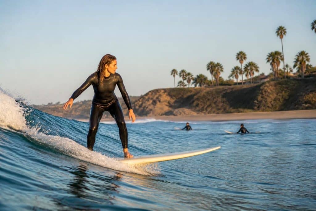 découvrez les conseils essentiels pour débuter et progresser en surf longboard. apprenez les techniques, l'équipement adapté et les astuces pour maîtriser les vagues en douceur.