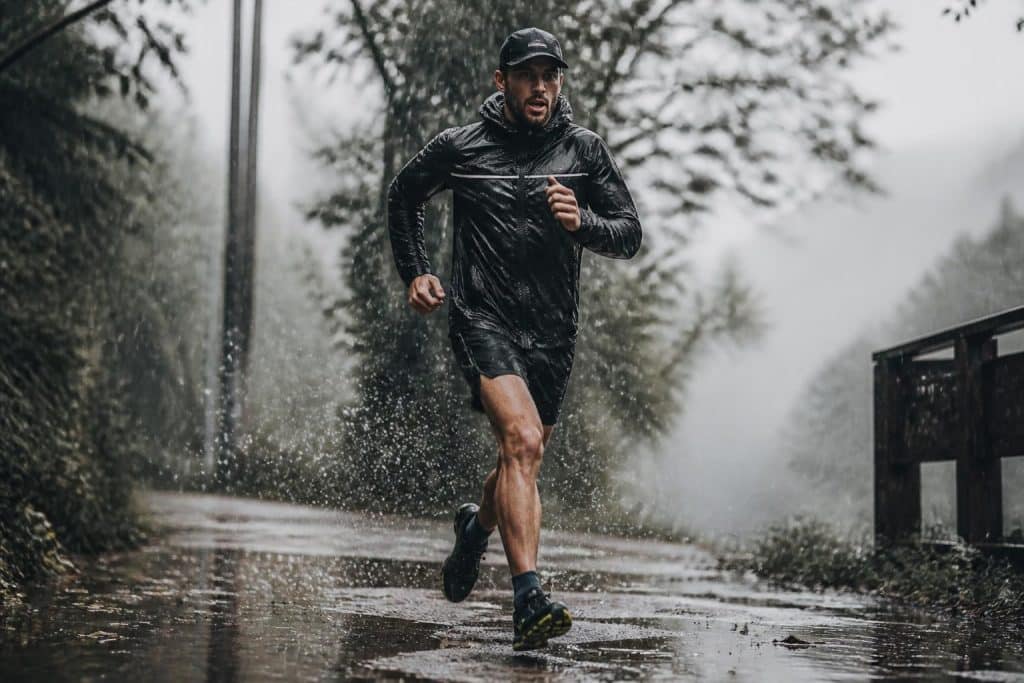 découvrez nos conseils pratiques pour courir sous la pluie tout en restant au sec et en optimisant vos performances. astuces d'équipement et techniques adaptées pour une course agréable par temps humide.