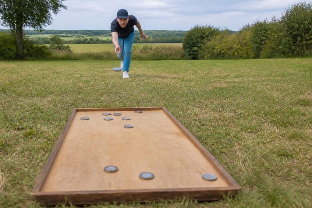 découvrez la distance officielle pour jouer au palet breton sur planche et maîtrisez les règles de ce jeu traditionnel breton.